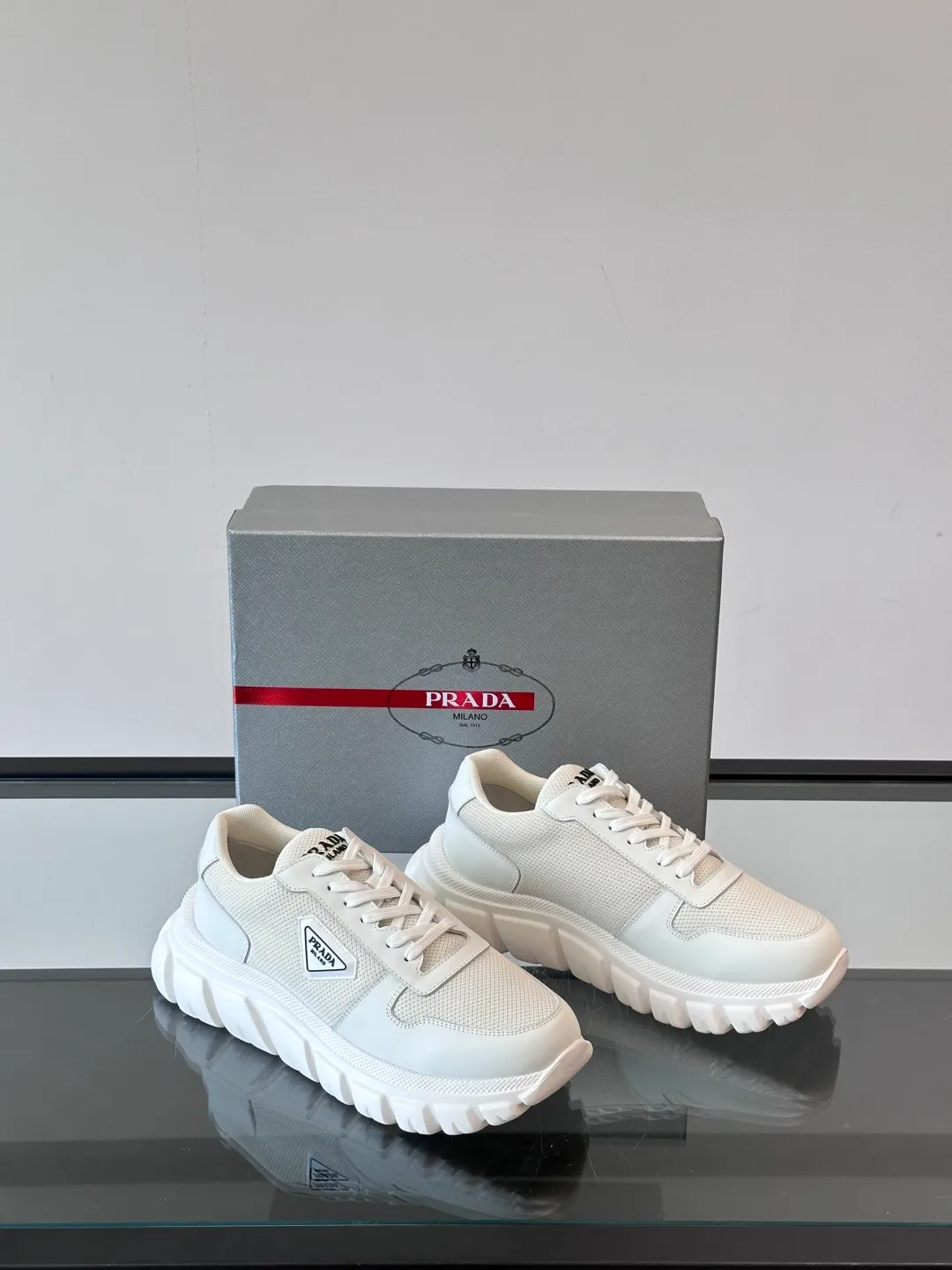 p440 "PRAD＊" men's new soft leather casual sneakers. This sneaker is made of Napa cowhide. The leather is soft and delicate, with a natural texture, which improves breathability. The rubber triangle logo on the outside embellishes the shoe body. The tongue and heel are decorated with brand letter logo details. Ultra-lightweight 6cm concave and convex rubber thick sole with PRADA letter logo on the side and cowhide lining. It feels comfortable on the foot and is exquisite and versatile! Size: 38-44 (45.46 customized)